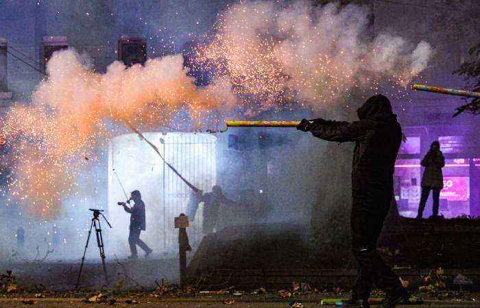 В Тбилиси продолжается противостояние демонстрантов с полицией